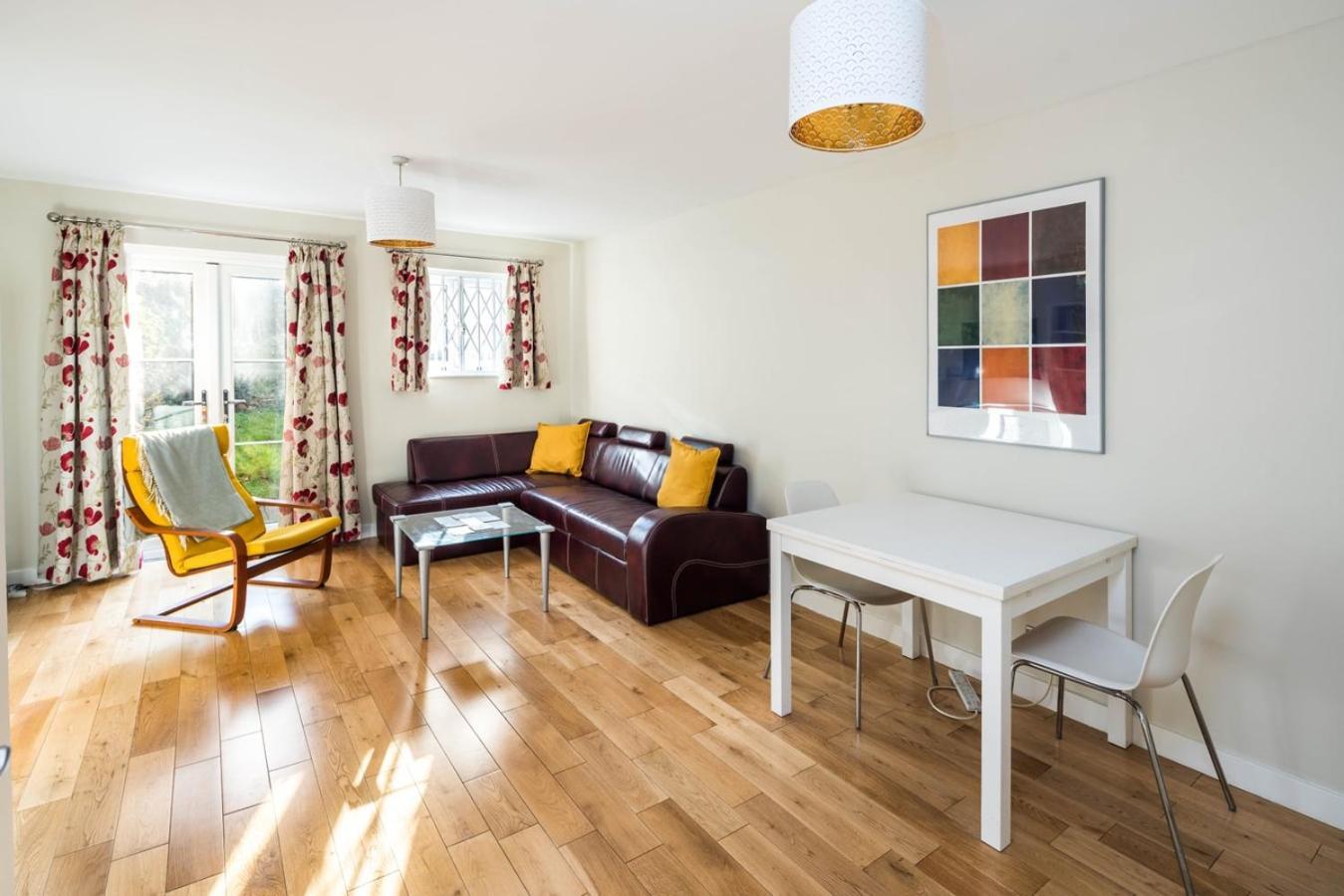 Fantastic In Canary Wharf - 2 Bedrooms Vakantiehuis Londen