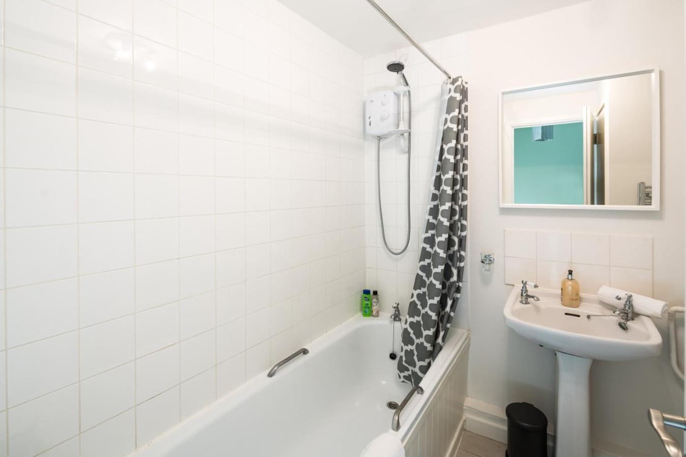 Fantastic In Canary Wharf - 2 Bedrooms * Londen